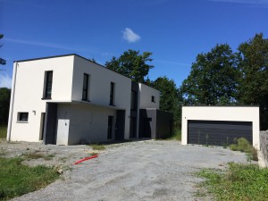 Vue de la façade avant de cette maison d'architecte construite à Missillac